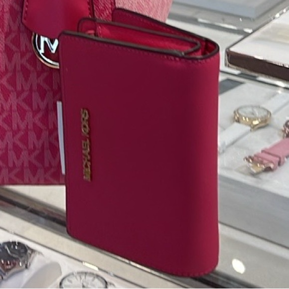 MICHAEL KORS
Medium Crossgrain Leather Wallet
Electric Pink
NWT - Picture 8 of 16